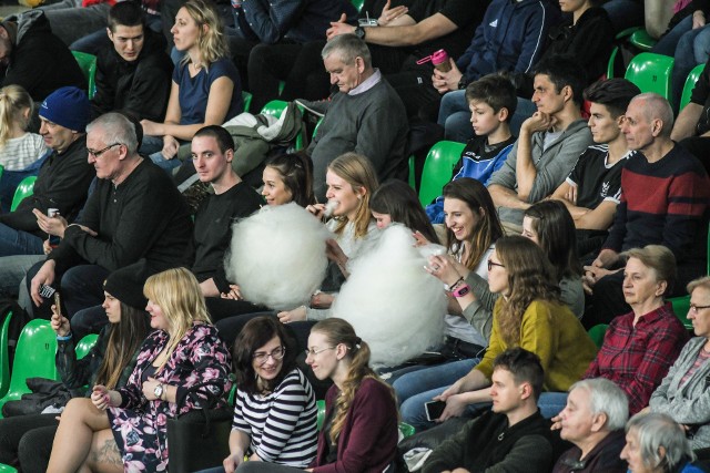 W meczu 23. kolejki Plus Ligi Chemik Bydgoszcz przegrał z Jastrzębskim Węglem 0:3 (19:25, 20:25, 23:25). Pomimo poniedziałkowego popołudnia na trybunach Łuczniczki zebrała się dość duża grupa kibiców, w tym kilkunastu sympatyków zespołu z Jastrzębia. Kibice nieźle się bawili i oglądali całkiem dobry mecz. Chemicy mogą żałować, bo w każdym z setów prowadzili kilkoma punktami, ale nie utrzymali wyniku i przegrywali w końcówkach.