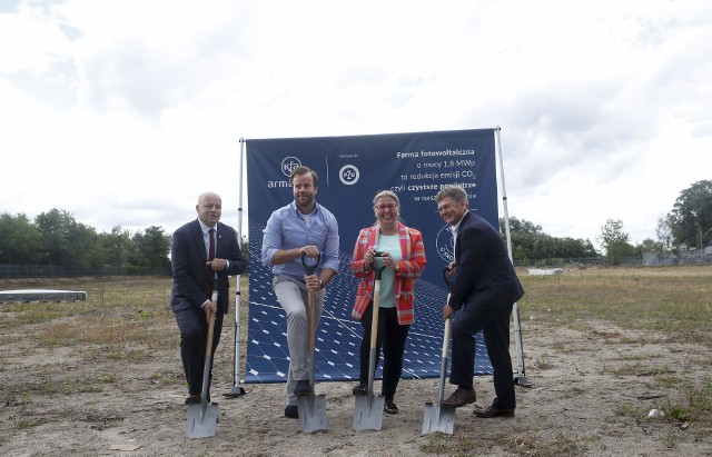 Wkopanie symbolicznej łopaty pod budowę farmy fotowoltaicznej w Nisku