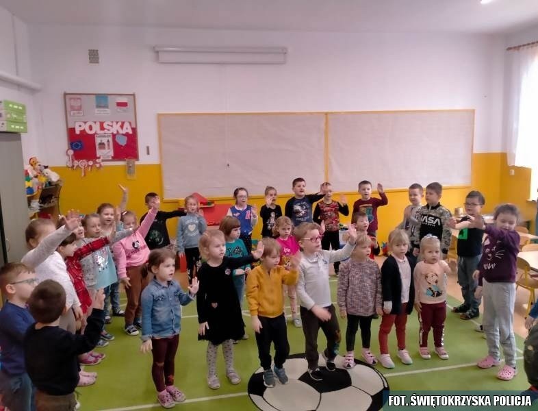 Dzielnicowy z wizytą w przedszkolu w Kurzelowie