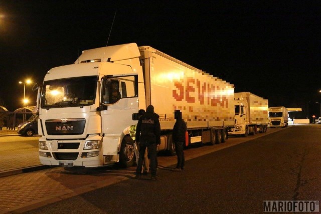 Do zatrzymania dwóch ciężarówek na tureckich numerach rejestracyjnych doszło we wtorek (21 lutego) wieczorem na jednym z MOP-ów (parking przy autostradzie A4) w powiecie opolskim. W jednej z nich strażnicy graniczni znaleźli 13 cudzoziemców.