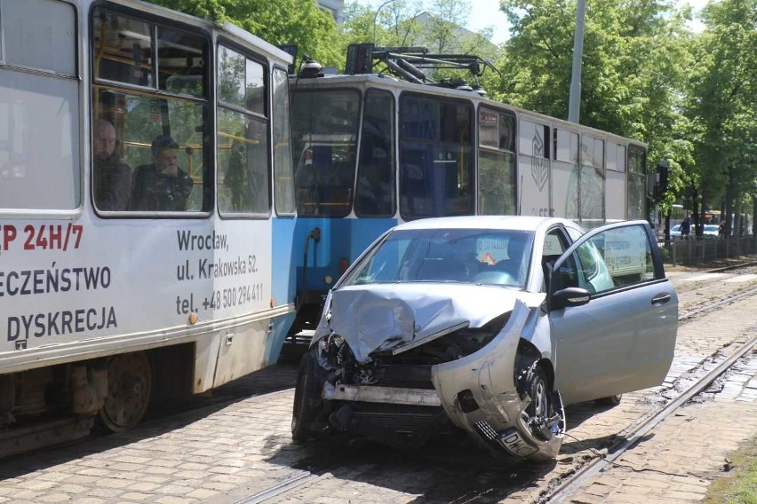 Wypadek na Powstańców Śląskich. Ukrainka wjechała w tramwaj