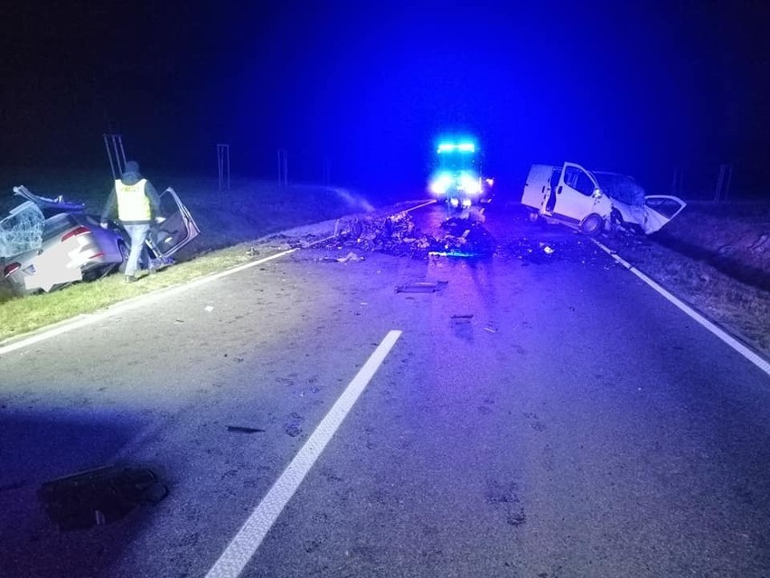 Wypadek na drodze wojewódzkiej pod Lipskiem. Po czołowym zderzeniu cztery osoby ranne, strażacy musieli ciąć karoserię