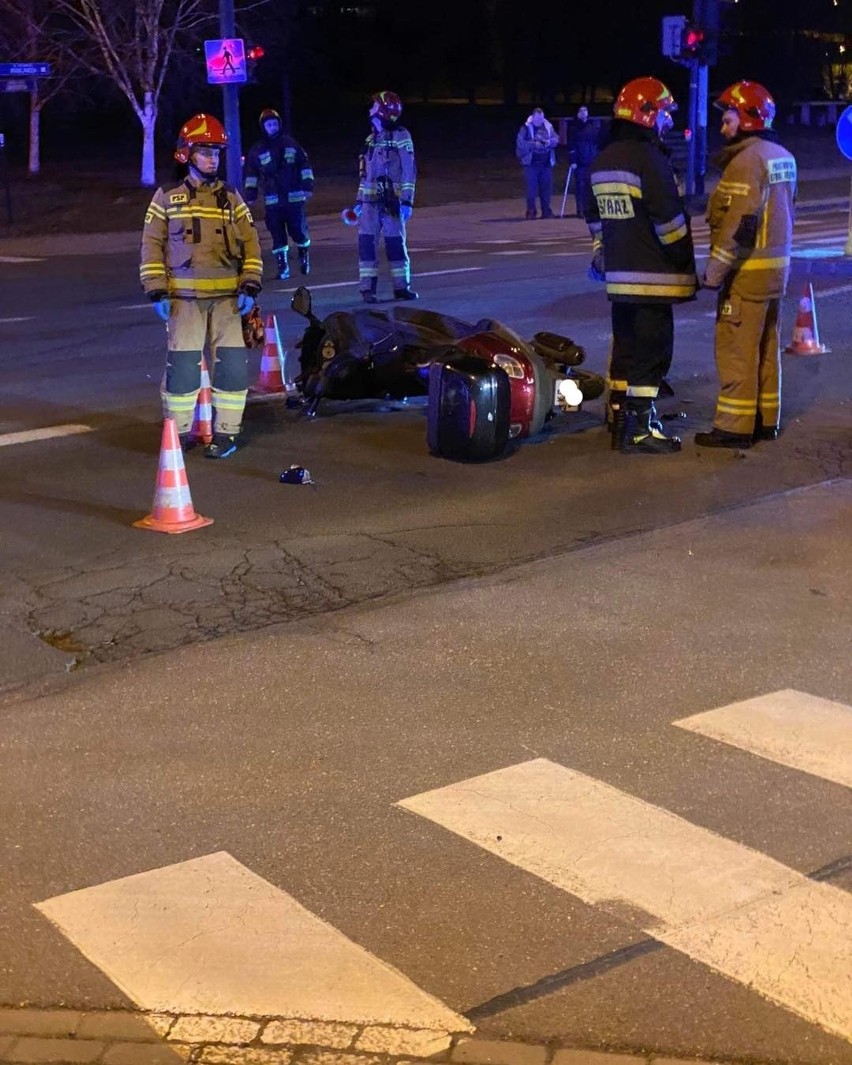 Wypadek w Krakowie. Zderzenie skutera z samochodem. Jedna osoba ranna