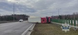 Wypadek na trasie S7 w Młodocinie pod Radomiem. Samochód ciężarowy zderzył się z osobówką. Ciężarówka wywróciła się