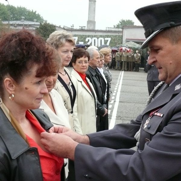 Wśród wyróżnionych medalami "Siły Zbrojne w Służbie Ojczyzny&#8221; byli pracownicy cywilni sandomierskiej jednostki.   Odznaczenia wręczał  podpułkownik Arkadiusz Strugała, dowódca 3. Sandomierskiego  Batalionu Radiotechnicznego