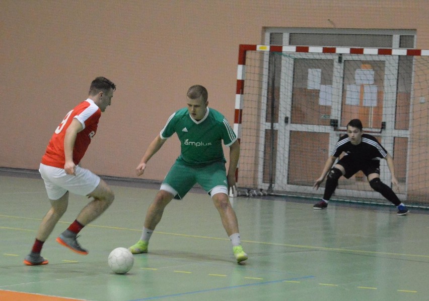 W finale proszowickiej ligi futsalu zagrają Amplus z Millcarem