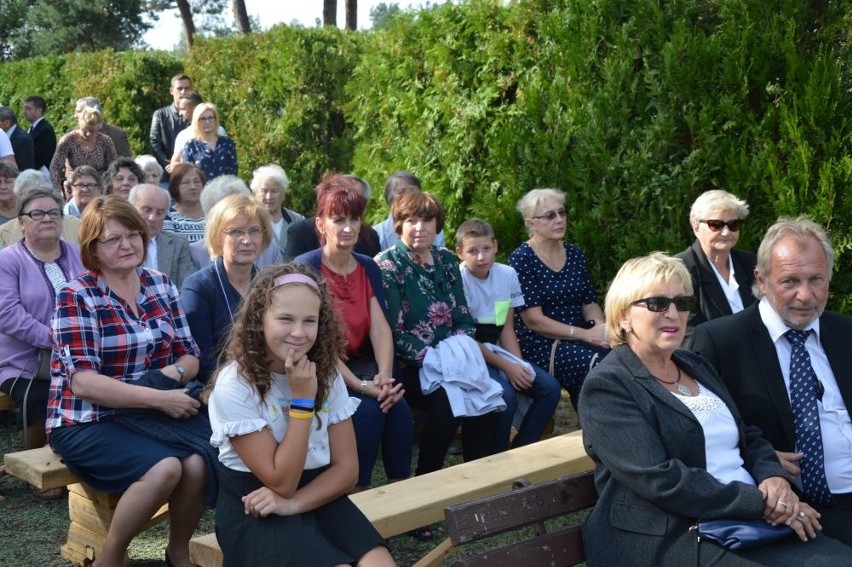 Maryjna kapliczka stanęła przy ulicy Koszykowej w Suchedniowie. Na poświęcenie przyszło mnóstwo ludzi (ZDJĘCIA)