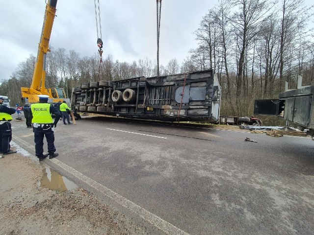 Wierobie. Wypadek ciężarówki zablokował DK 65. Tir wpadł do rowu