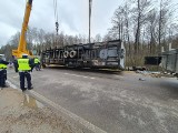 Wierobie. Wypadek ciężarówki zablokował DK 65. Tir wpadł do rowu (zdjęcia)