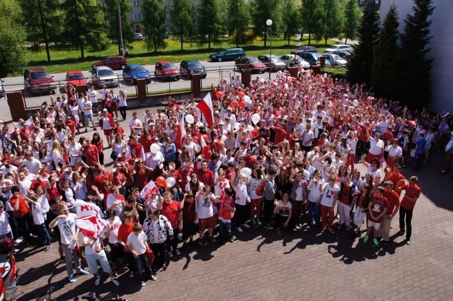 Ubrani w biało &#8211;czerwone stroje uczniowie i nauczyciele Zespołu Szkół imienia Jana Pawła II świętowali majowe rocznice.