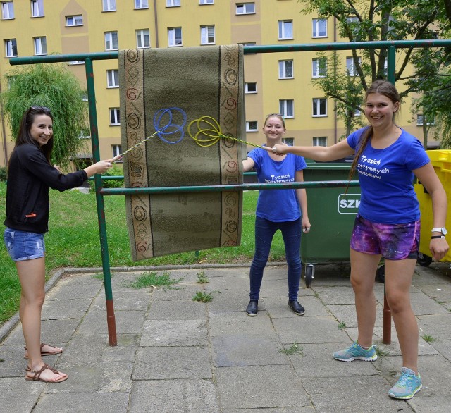 Tatiana Rusnok, Kornelia Śliwka i Celina Poloczek pukają do drzwi mieszkańców Gorlic. Za pomoc w pracach domowych oczekują jedynie uśmiechu.