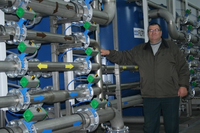 Wacław Mochol, konserwator w brzozowskiej hydroforni wskazuje na nowoczesne urządzenia