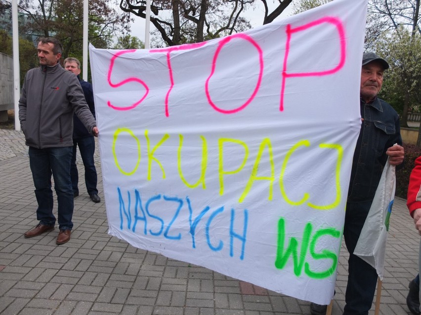 Przeciwnicy większego Opola protestowali w centrum miasta.