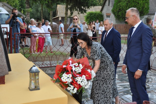 Po apelu poległych i salwie honorowej przybyłe delegacje złożyły kwiaty  i zapaliły znicze pod pomnikiem poległych. Na zdjęciu delegacja gminy Wilczyce. Więcej na kolejnych zdjęciach.