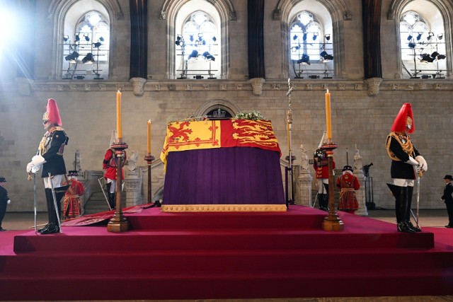 Trumna z ciałem królowej Elżbiety II pozostanie w Westminster Hall do poniedziałku rano, czyli do dnia pogrzebu. 