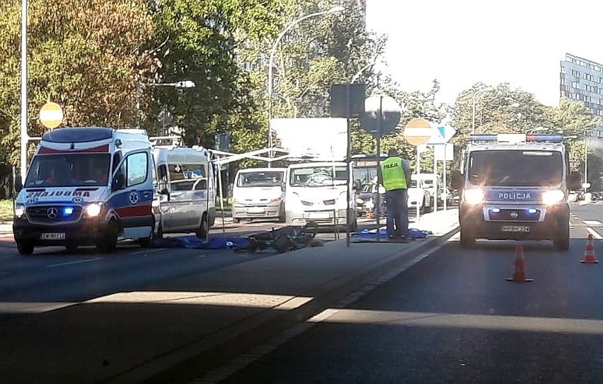 Śmiertelny wypadek na Popowickiej. Nie żyje rowerzystka [ZDJĘCIA]