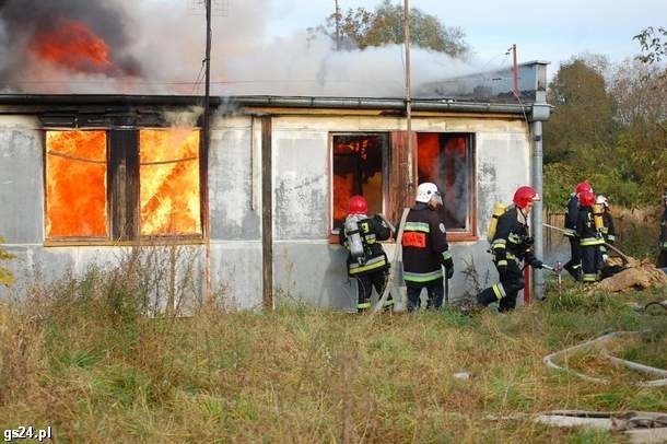 W pożarze noclegowni w Choszcznie zginęła jedna osoba.