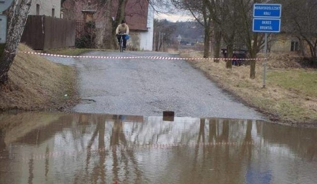 Podczas każdej powodzi zalewana jest m.in. droga pomiędzy Branicami-Zamkiem a czeskim Uvalnem.