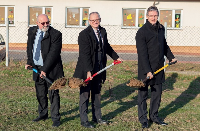 Symboliczną łopatę w Pawłowie wbili Henryk Więcław, Marek...