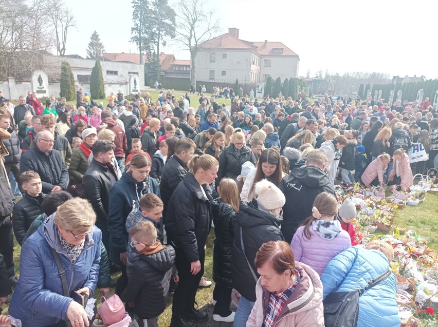 Święcenie pokarmów w wielkanocnych koszyczkach w kościele...