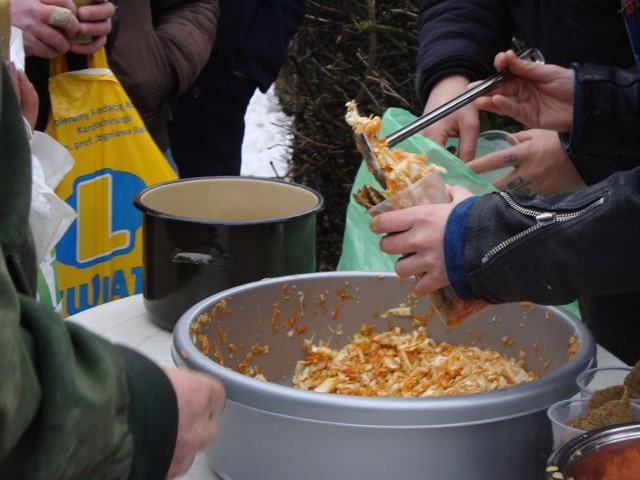 Placki ziemniaczane z marchewką i surówką były tej niedzieli dla niektórych jedynym porządnym posiłkiem...