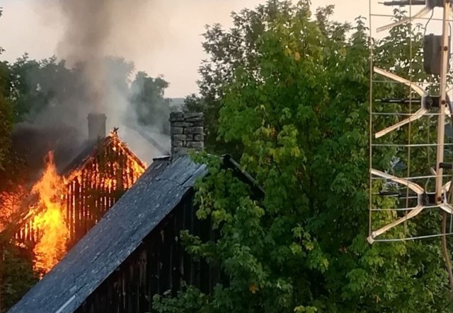 Ciało człowieka, najprawdopodobniej osoby bezdomnej wynieśli strażacy z płonącego drewnianego budynku na ulicy Warszawskiej w Skarżysku-Kamiennej. Niestety człowiek zmarł. Zobacz więcej na kolejnych slajdach >>>