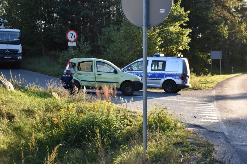 Zderzenie ciężarówki z samochodem osobowym na DW 266 w Stawkach. Ranne 1,5 roczne dziecko. Zdjęcia