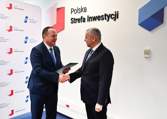 Decyzję o przyznaniu wsparcia w ramach Polskiej Strefy Inwestycji, Przemysław Sztandera (z lewej), prezes PSSE przekazał Markowi Browalskiemu, prokurentowi firmy Kitron.
