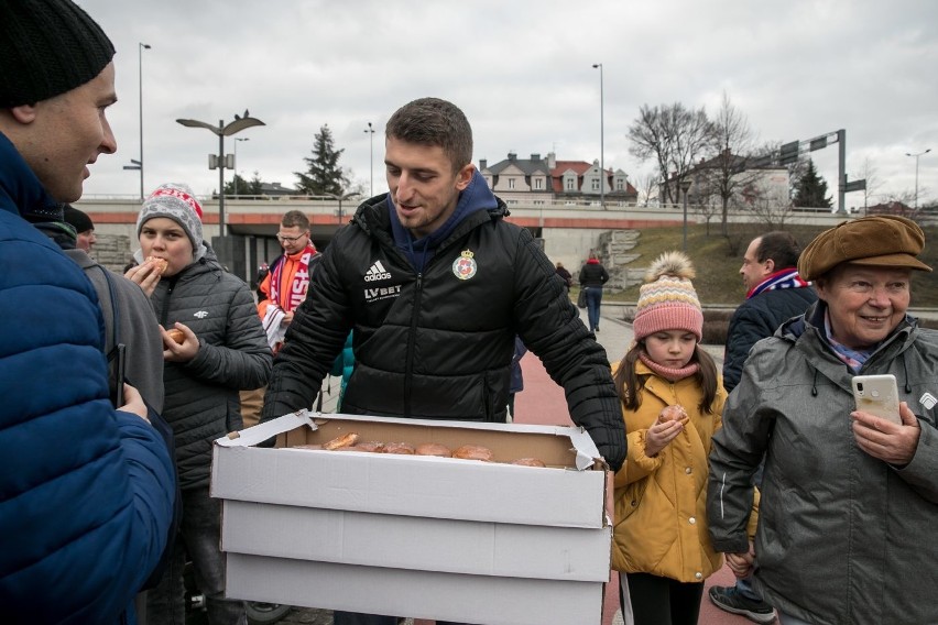 Wisła Kraków. Piłkarze „Białej Gwiazdy” rozdawali pączki [ZDJĘCIA]