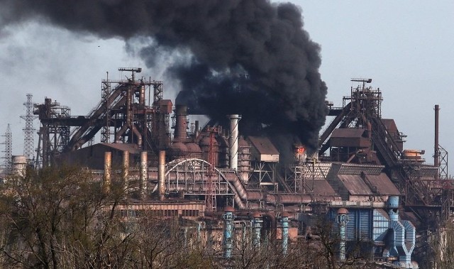 Nad zakładami Azowstal w Mariupolu widać czarny dym. Czy Rosjanie już używają tu broni chemicznej?