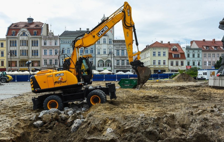 Od tygodnia trwa remont płyty Starego Rynku w Bydgoszczy. Na...