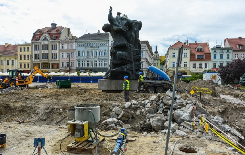 Od tygodnia trwa remont płyty Starego Rynku w Bydgoszczy. Na...