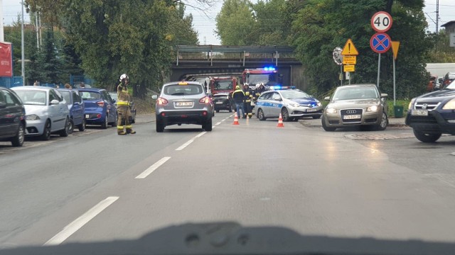 Wypadek w Katowicach-Szopienicach.Zobacz kolejne zdjęcia. Przesuwaj zdjęcia w prawo - naciśnij strzałkę lub przycisk NASTĘPNE