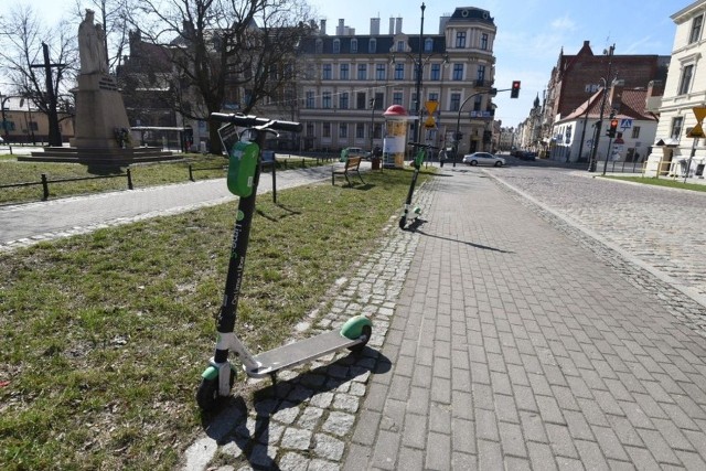 W Toruniu można korzystać z hulajnóg elektrycznych Lime i Bolt. Firma Lime wycofuje jednoślady na jesień i zimę. Bolt swoją decyzję uzależnia od warunków pogodowych i zainteresowania użytkowników.