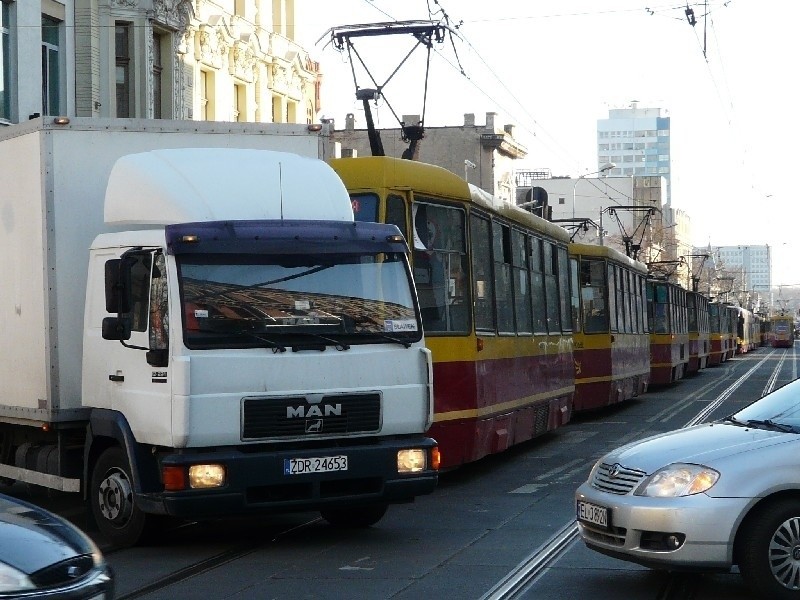 Wypadek na ul. Piotrkowskiej. Tramwaj zderzył się z ciężarówką