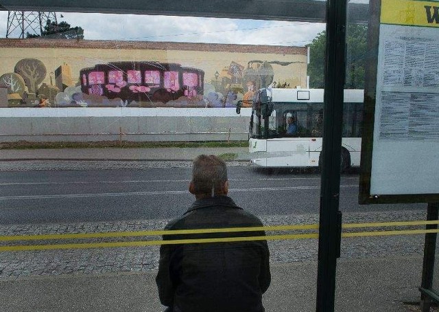 Malowidło przedstawiające zabytkowy tramwaj wkrótce zostanie przykryte styropianem