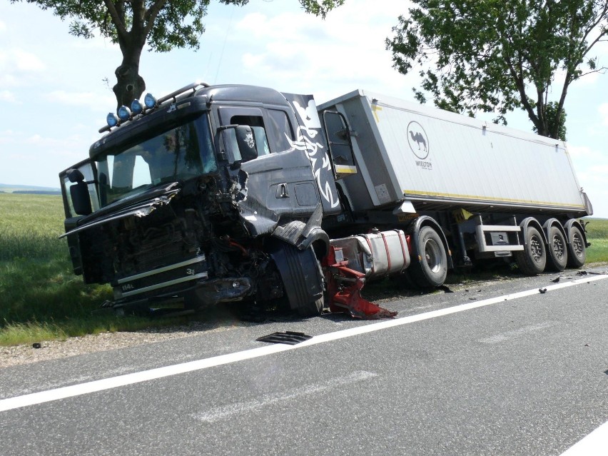 Śmiertelny wypadek na "siódemce". Zderzyły się ciężarówka z osobówką (zdjęcia)-nowe fakty
