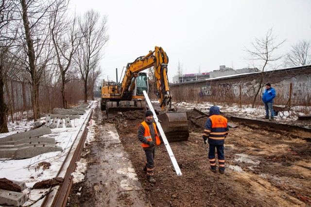 Kraków. W poniedziałek, 8 lutego rozpoczęła się gruntowna naprawa torowiska tramwajowego na ul. Ujastek Mogilski pomiędzy węzłem “Kombinat” a przystankami “Kopiec Wandy”.