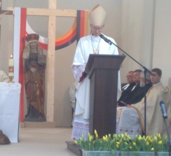 Arcybiskup Alfons Nossol wygłasza kazanie.