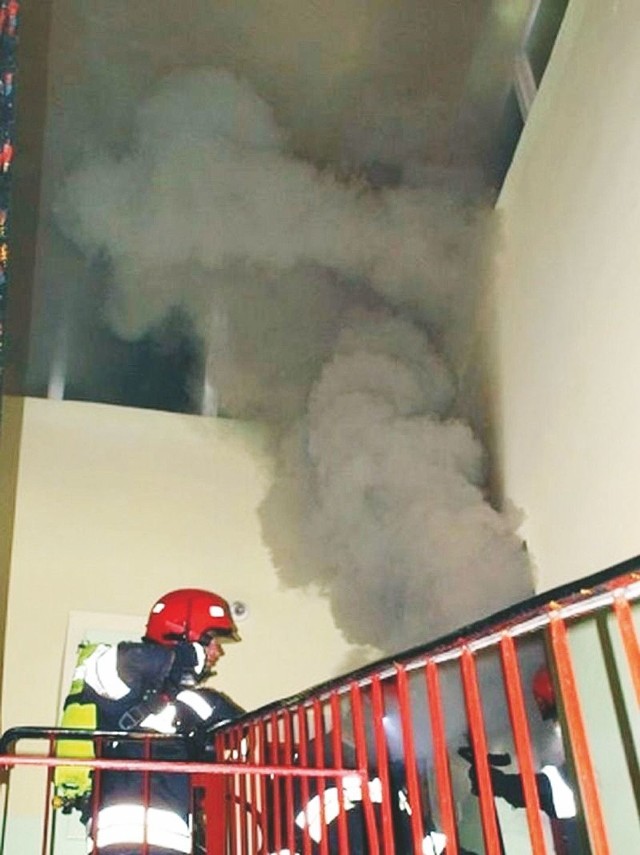 Kłęby dymu utrudniały pracę strażakom.