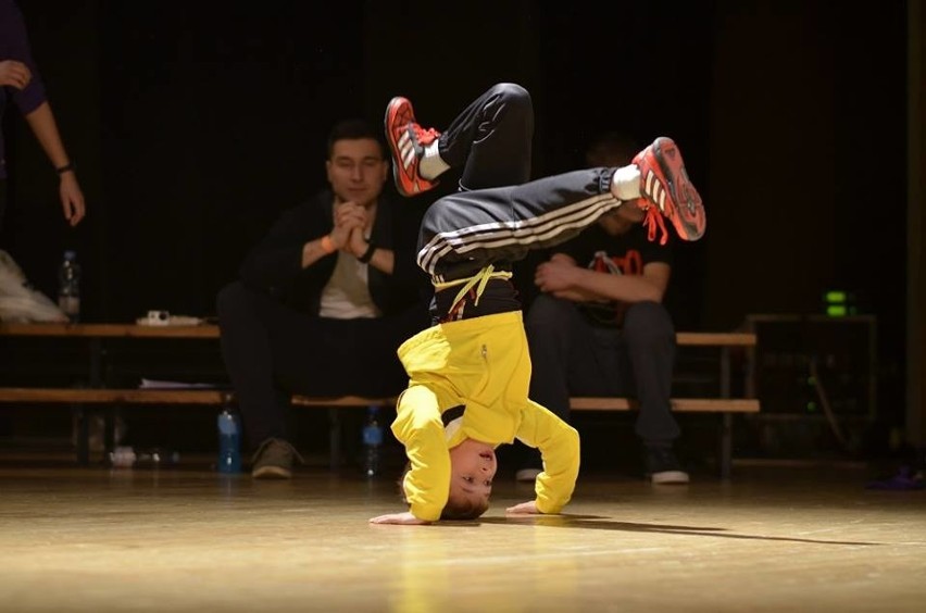 Teraz tak tańczy młodzież. Oto breakdance