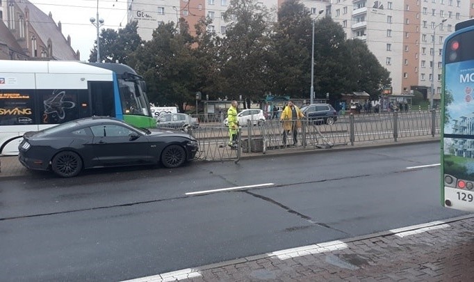 Kolizja na ul. Wyszyńskiego w Szczecinie. Samochód uderzył w barierkę [ZDJĘCIA]