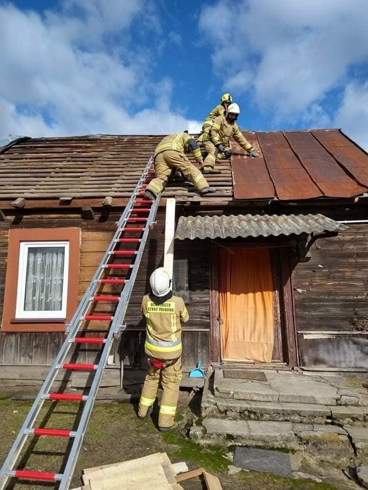 Dziesiątki interwencji strażaków z powiatu przysuskiego do powalonych drzew, uszkodzonych dachów, zerwanych linii energetycznych