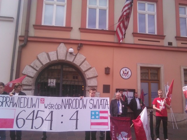 Protest pod konsulatem USA w Krakowie. Demonstranci chcą by szef FBI James Comey przeprosił za słowa o tym, że Polacy są współodpowiedzialni za Holokaust