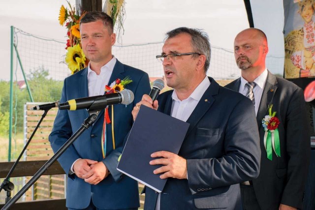 Z prawej Piotr Żołądek, z lewej wójt gminy Sitkówka-Nowiny  Sebastian Nowaczkiewicz.