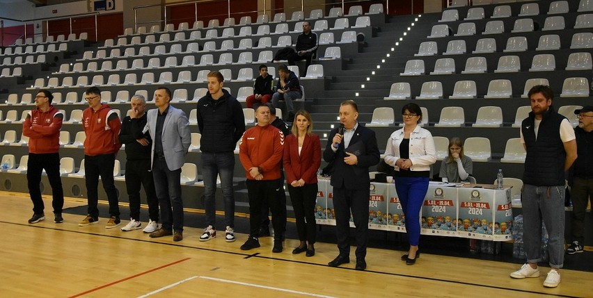 Gwiazdy na zawodach Małej Ligi Piłki Ręcznej w Chęcinach....