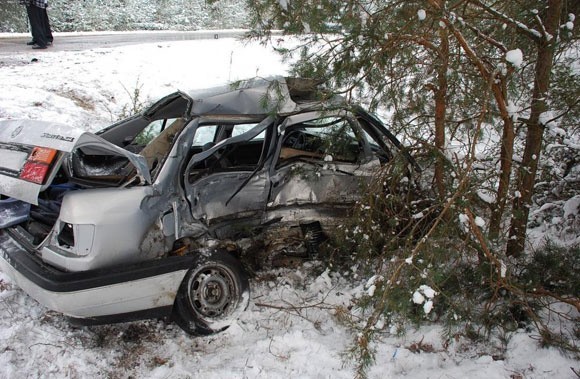 Czołowe zderzenie volkswagena z mercedesem. 21-letni kierowca w stanie ciężkim!