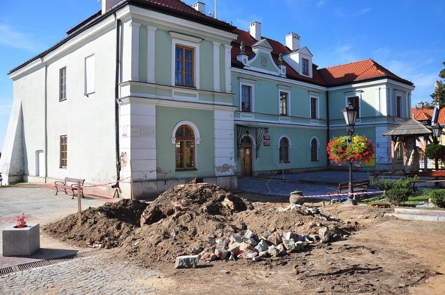 Przed Urzędem Miejskim w Sandomierzu trwa remont.
