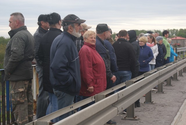 Mieszkańcy gminy Grabica protestują przeciw zamknięciu wiaduktów w związku z budową autostrady A1 koło Piotrkowa Trybunalskiego