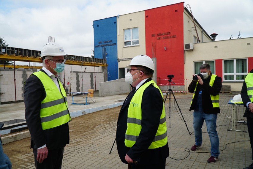 Jacek Jaśkowiak, prezydent Poznania (z lewej) rozmawia o...